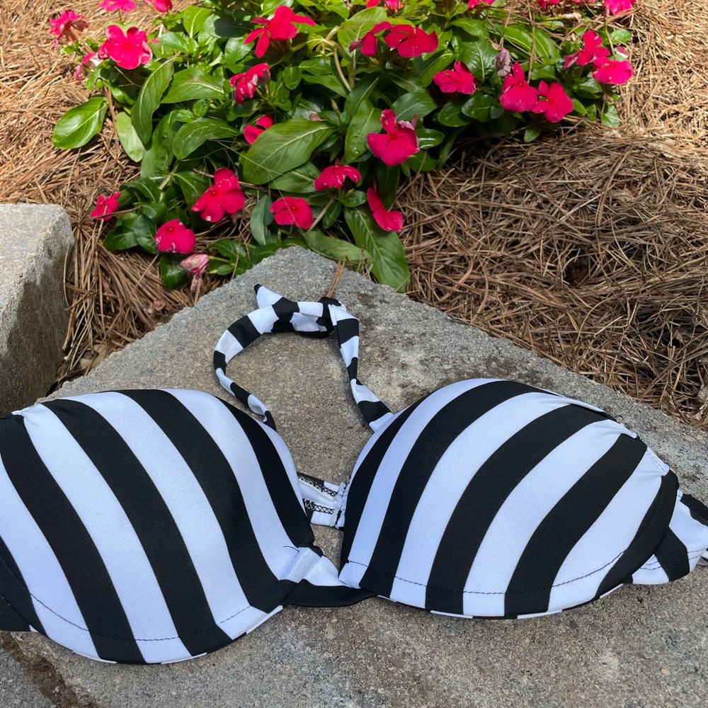 BLACK AMD WHITE STRIPED BIKINI TOP